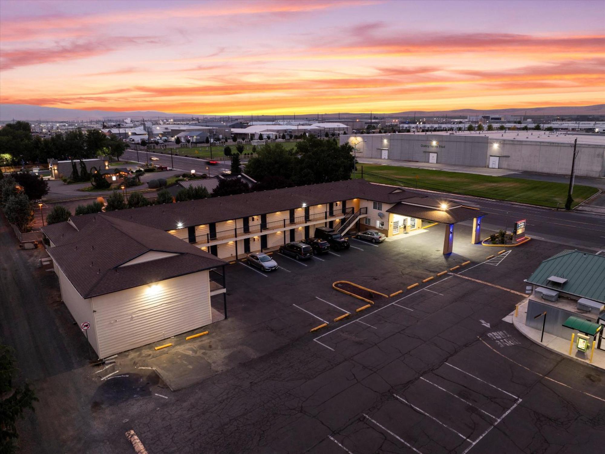 Quincy Inn And Suites Zewnętrze zdjęcie