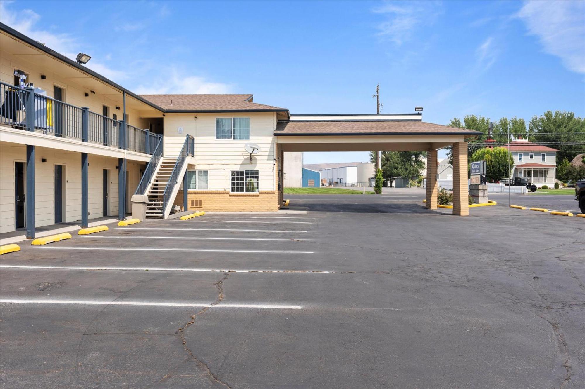 Quincy Inn And Suites Zewnętrze zdjęcie